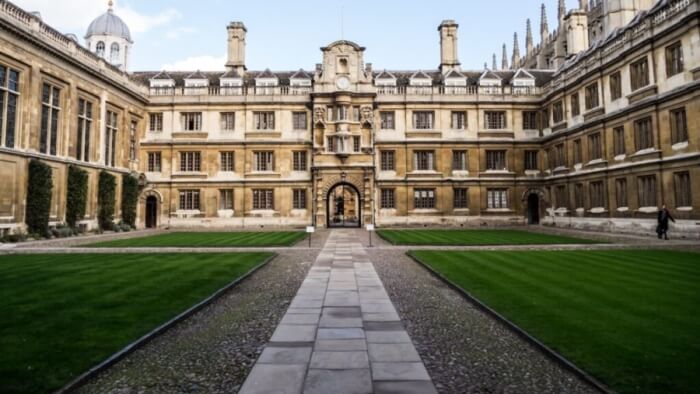 Cambridge Üniversitesi'ne kabul almak
